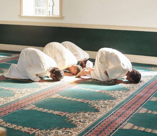 E qeshura në namaz a e prish abdesin?