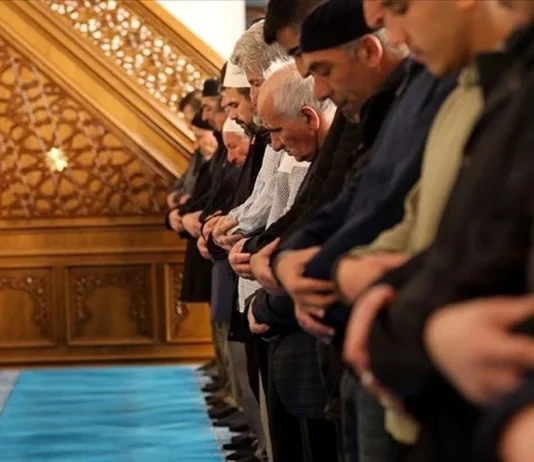 Nëse thirret ikameti, nuk ka namaz tjetër përveç namazit farz?!