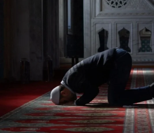 Tekbiri i lëvizjes nga sexhdeja në qëndrim – çfarë nëse nuk e themi të plotë?