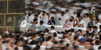 Cila është urtësia e ndalimit të veshjes së rrobave të qepura për haxhilerët?