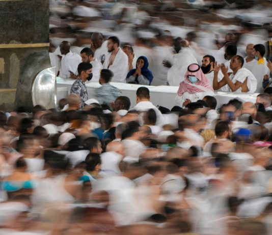 Cila është urtësia e ndalimit të veshjes së rrobave të qepura për haxhilerët?