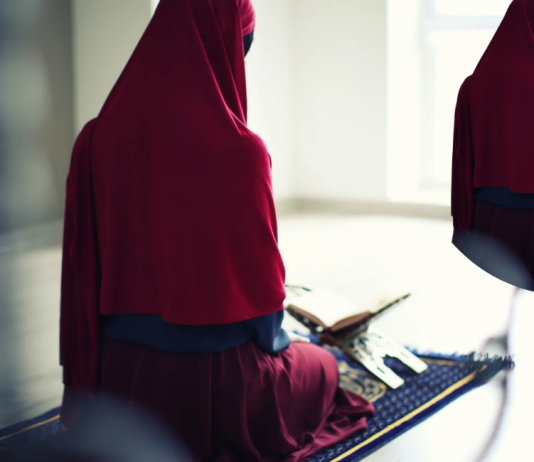 A duhet të presë gruaja pas 40 ditësh lehonie nëse ende i vazhdon gjakderdhja?