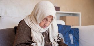 “Nëna ime nuk di të lexojë e as të shkruajë, por falet dhe agjëron – a është mëkat që në namaz lexon ajetet me gabime për shkak të padijes?