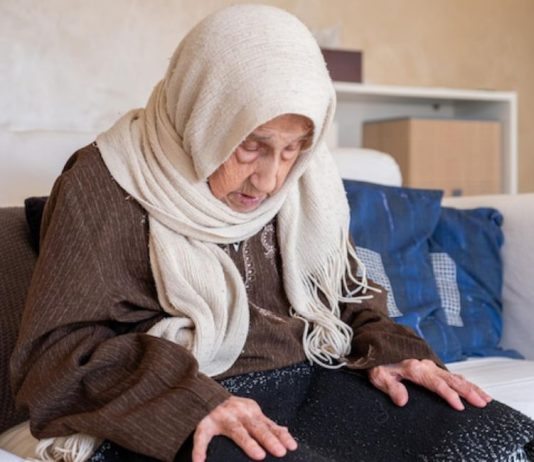 “Nëna ime nuk di të lexojë e as të shkruajë, por falet dhe agjëron – a është mëkat që në namaz lexon ajetet me gabime për shkak të padijes?