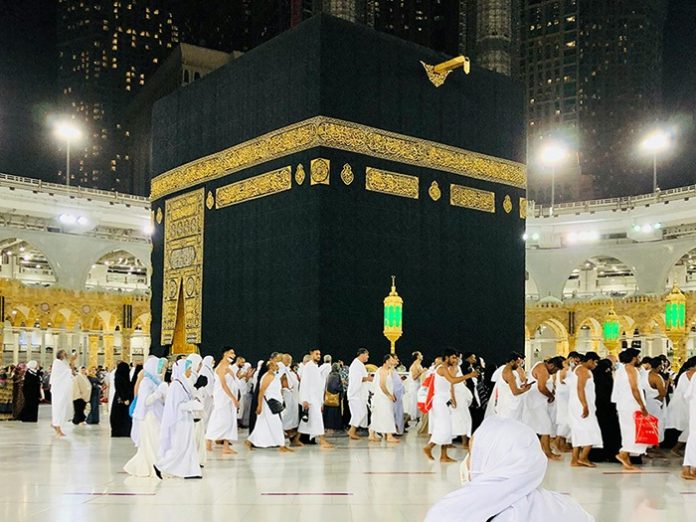 Muslim-woman-sitting-in-front-of-Kabah-in-Makkah.jpg