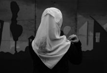 Cili është gjykimi fetar për gratë që pranojnë Islamin, por mbeten të martuara me burra jobesimtarë?