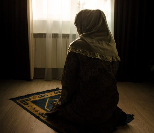 Një grua ka parë në ëndërr sikur falet jo në drejtim të kibles dhe pa abdes. Cila është këshilla juaj për të?