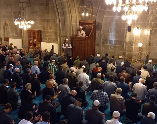 Kur dikush hynë në xhami gjatë kohës që imami po ligjëron hutben e xhumasë, a duhet të përshëndesë me selam?