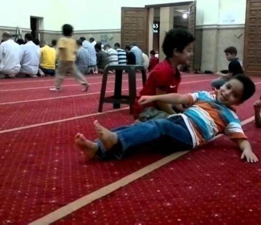 A më lejohet t’i marr fëmijët e mi të vegjël në xhami, edhe pse nganjëherë bëjnë zhurmë dhe shqetësojnë të tjerët?