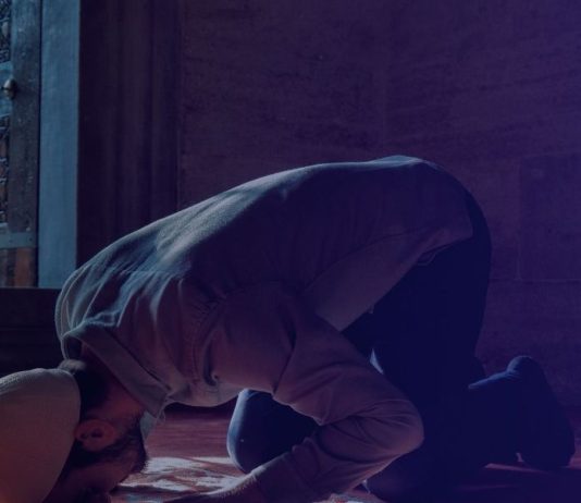 Kam dëgjuar se nuk bën të falemi në errësire për shkak të pëgjasimit me jehudët. A është e vërtetë kjo?