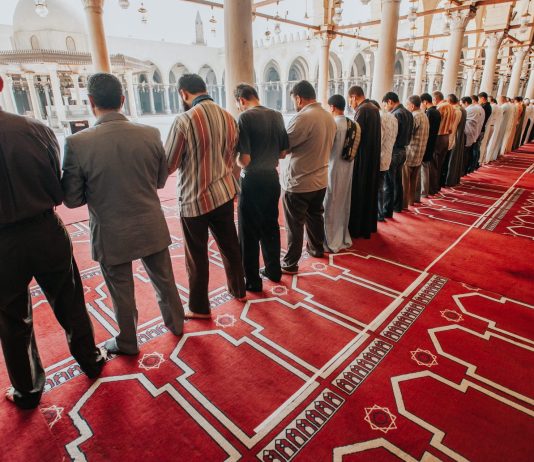 Nëse dikush vjen ditën e xhuma ndërkohë që namazi ka përfunduar?!