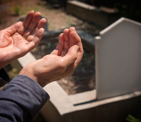 A lejohet lutja te varri i dikujt që ajo të pranohet tek Allahu?