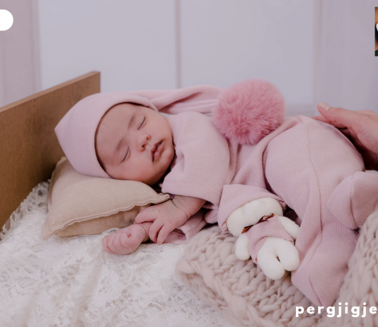 A lejohet emërtimi i foshnjës në ditën e parë të lindjes?