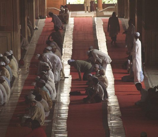 A duhet t’i kërkojë imami xhematit që të barazohet e djathta me të majtën e safit?