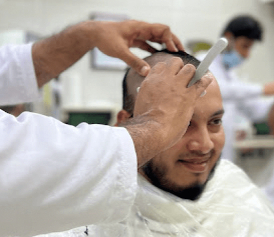 Cila është urtësia e rruarjes ose shkurtimit të flokëve në haxh dhe umre?