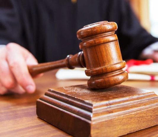 A është i vlefshëm divorci i bërë në gjykatë vetëm me letra, pa shqiptuar shprehjen e divorcit, dhe a lejohet që muslimani të mashtrojë ligjin e vendit për përfitime materiale, në vend që të tregojë moralet e larta islame?