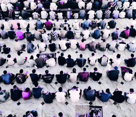 Gjykimi i namazit me rroba të ngushta?!