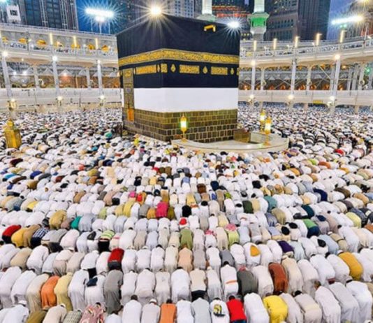 Cili është dallimi i namazit në Qabe nga namazi në xhamitë e tjera?