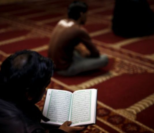 Pas namazit të sabahut, a është më mirë të lexohet Kur’ani apo të bëhet dhikri?