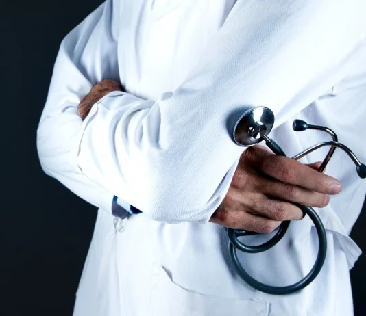 Jam në kurim prej dy muajsh tek një mjek i krishterë për një sëmundje të sistemit digjestiv. Tani kam njohur një mjek musliman. A të vazhdoj tek i pari apo të kaloj tek mjeku musliman?