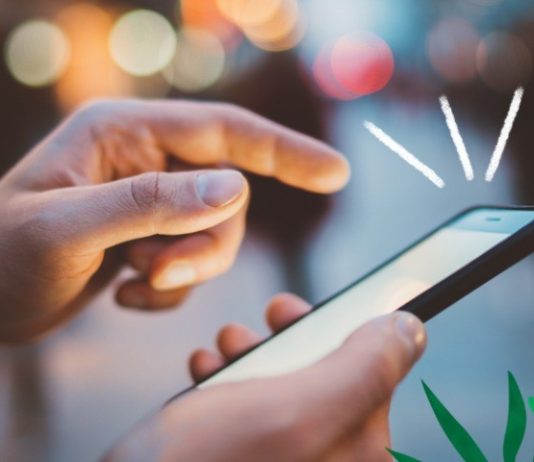 Dimë që është e ndaluar të flitet gjatë hytbes, po nëse shikojmë në celular gjëra të ndryshme ose komunikojmë, a futet te ndalesa?