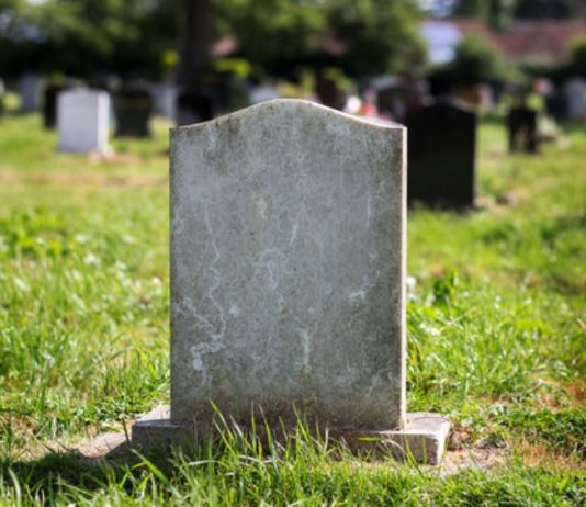 A lejohet varrosja e dy personave në një varr të vetëm?