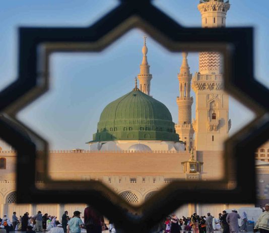 Nëse e vizitoj varrin e Muhamedit (alejhi selatu ue selam) – A lejohet t’i kërkosh Pejgamberit(alejhi selatu ue selam) që të bëjë dua për ty pas vdekjes së tij?