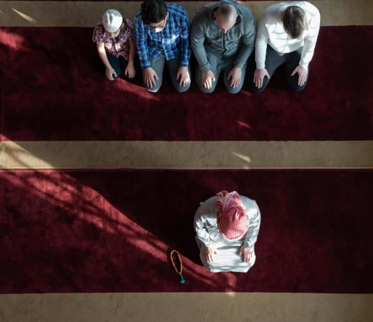 Çfarë bën xhemati nëse imami e zgjat uljen në teshehudin e parë?