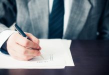 A është e lejuar të nënshkruash për dikë tjetër në fakultet, edhe pse ai nuk është prezent?