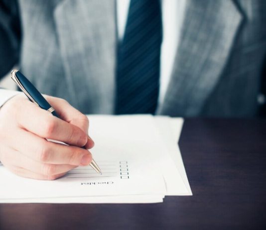 A është e lejuar të nënshkruash për dikë tjetër në fakultet, edhe pse ai nuk është prezent?