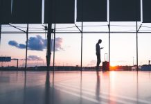 Ligjshmëria e bashkimit dhe shkurtimit të namazit për udhëtarin gjatë udhëtimit të tij?!