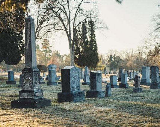 A lejohet të shkohet në varrimin e një të afërmi katolik, me qëllim që të mos ndërpriten lidhjet farefisnore?