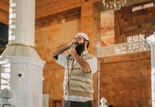 Çka pëlqehet të bëjë ai që e dëgjon ezanin?