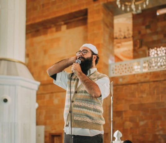 Çka pëlqehet të bëjë ai që e dëgjon ezanin?