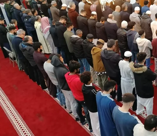 A është i saktë namazi që falet neper xhamia në ditet tona, të ndare dhe jo të bashkuar në safa dhe a llogaritet namaz me xhemat?