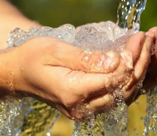 A është e lejuar të të shërbejë dikush tjetër me ujë për abdest?