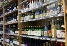 A më lejohet të punoj në një market si arkatare në të cilin ka alkohol mua nuk më bie të shes, por ndodh që më bie të i rendis në raft?