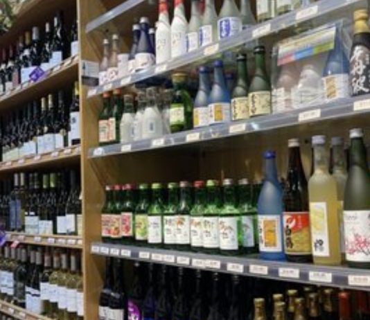 A më lejohet të punoj në një market si arkatare në të cilin ka alkohol mua nuk më bie të shes, por ndodh që më bie të i rendis në raft?