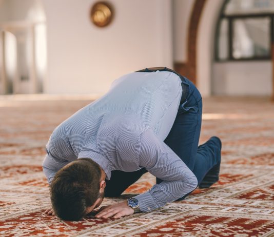 SHPESH HERË E FALI NAMAZIN E SABAHUT PAS LINDJES SË DIELLIT