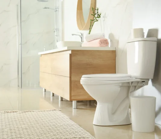 Cili është gjykimi i shqiptimit të shahadetit gjatë abdesit brenda toaletit?