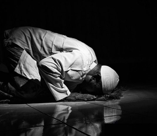 Si falet namazi i natës me zë apo pa zë, vetëm apo me xhemat, dhe a lejohet leximi nga Kur’ani?