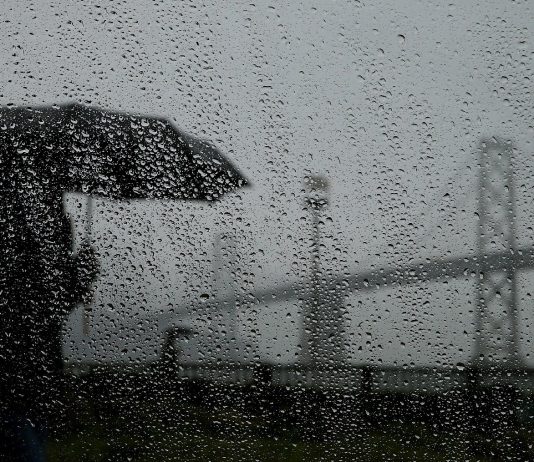 Lutja kur bie shi dhe lutja kundër vërshimit