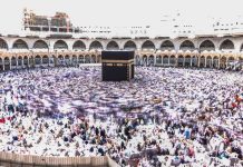 A është i vlefshëm haxhi i atij që hyn në Mekë pa ihram dhe e vesh atë brenda Mekës për të mashtruar autoritetet?