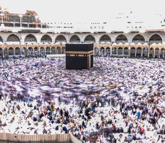 A është i vlefshëm haxhi i atij që hyn në Mekë pa ihram dhe e vesh atë brenda Mekës për të mashtruar autoritetet?