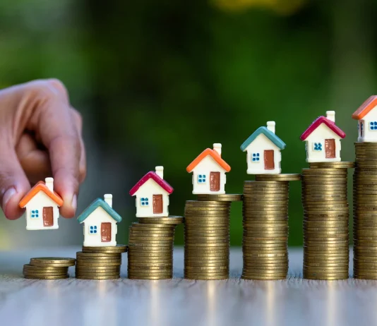 A pranohet namazi në xhamitë dhe shtëpitë që janë blerë me kredi (kamat)?