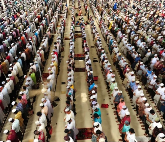 A e zëvendëson namazi i Bajramit namazin e xhumasë kur bien në të njëjtën ditë?