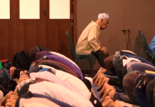 A e ka obligim ai që falet ulur të ngrihet në këmbë për tekbirin fillestar dhe El-Fatihanë nëse ka mundësi?