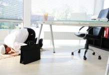 Falja e namazit me vonesë për shkak të punës: A pranohet ai?