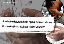 A është e detyrueshme nga ai që merr abdes të marrë ujë rishtazi për t’i larë veshët?