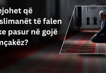 A lejohet që myslimanët të falen duke pasur në gojë çamçakëz?